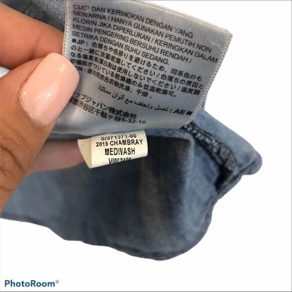 Old Navy Classic Medium Wash Chambray Button Down - Picture 8 of 11